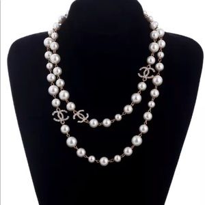 Chanel Pendant Woman  Gold chain and white pearl.